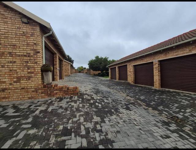 3 BEDROOM TOWNHOUSE FOR SALE IN RADIOKOP